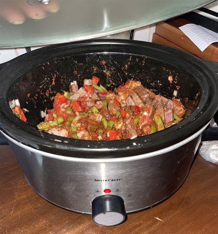 Så slowcookeren klar til 24 timer med denne lækre chili con carne. Husk at skære du bare siden op på dine chilier så afgiver de smag, men uden at bare brænde, og så kan de tages op når din styrke er opnået.